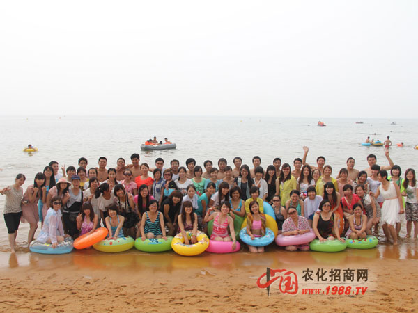 快樂(lè)一家 暢游大海