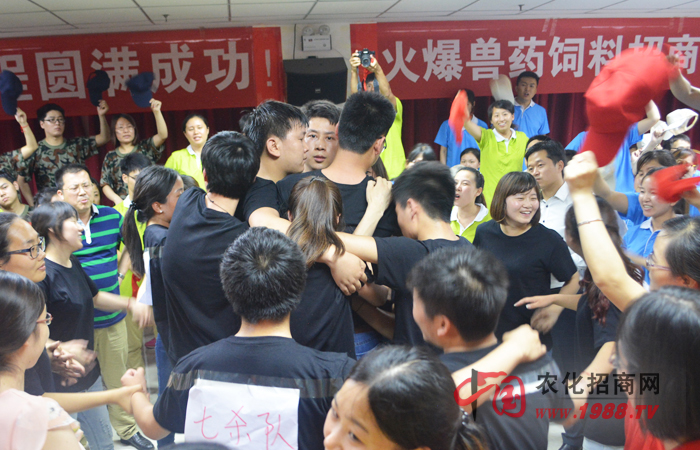 2015年6月20日-21日,鄭州火爆網絡科技有限公司組織全體員工進行了一次“團隊凝聚力訓練”,特邀田沂桐老師和李健老師為主講老師,意在激發(fā)火爆人的內在潛能、培養(yǎng)團隊協(xié)同作戰(zhàn)能力,超越自我、成就未來!