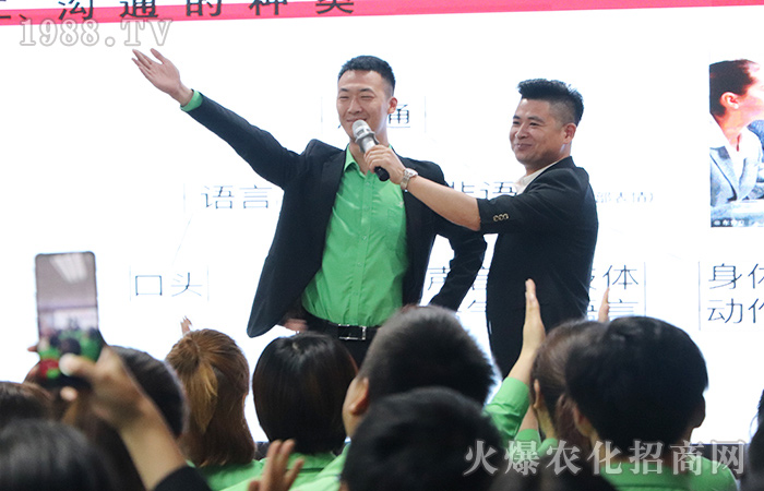 商務禮儀:舉手投足間體現(xiàn)自己的素養(yǎng)